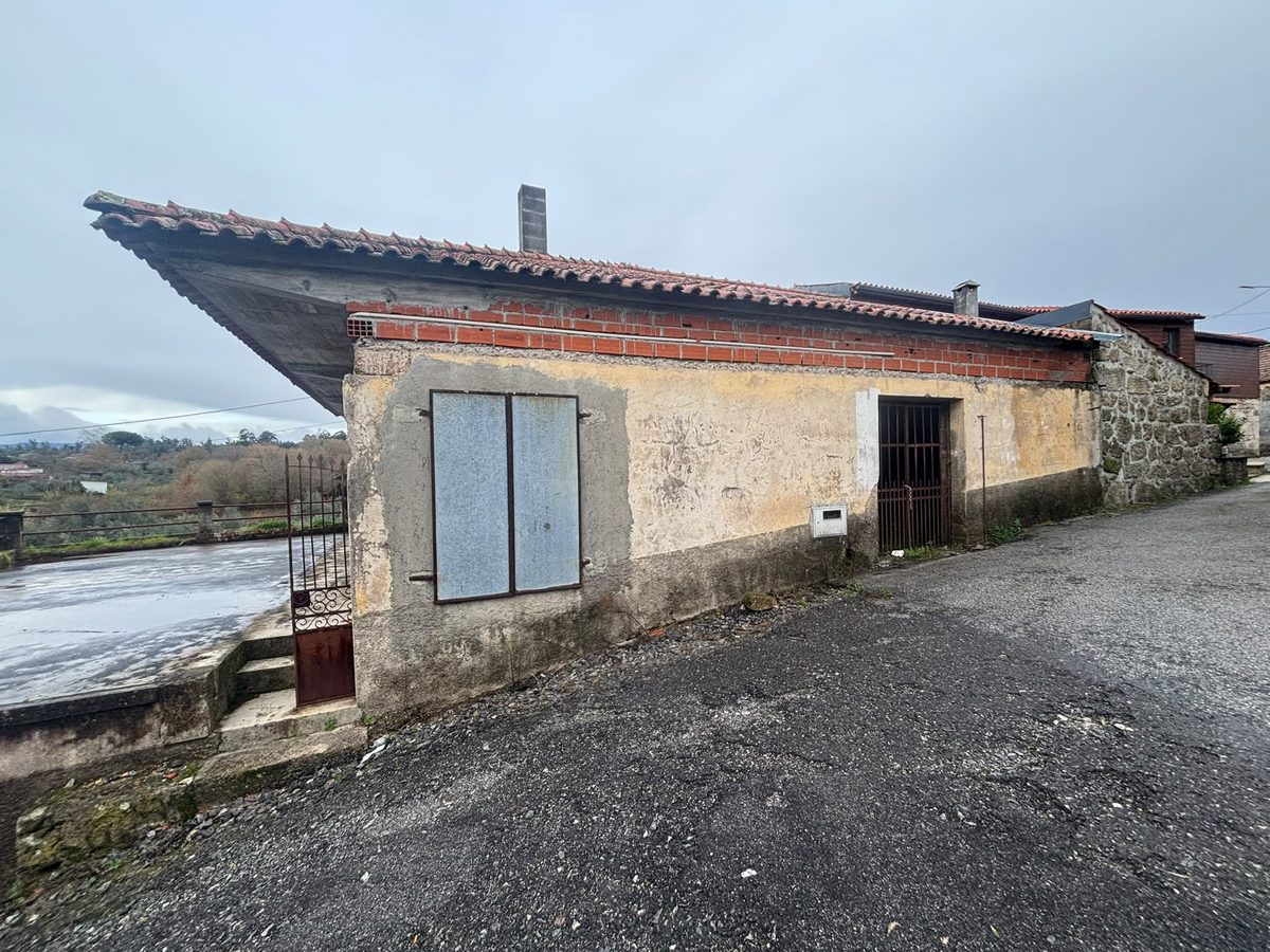 Antes: moradia térrea com o reboco a cair e tijolo à vista por baixo do beiral