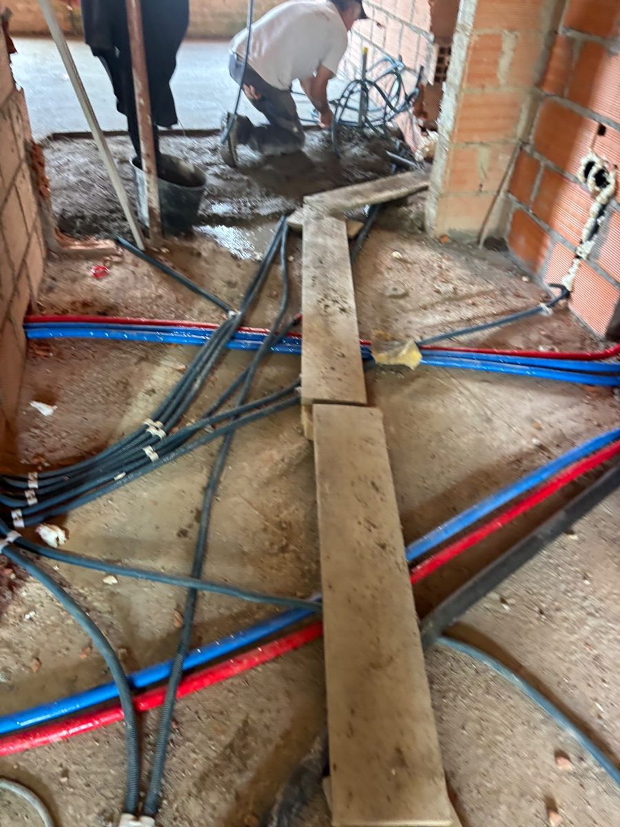 Tubagem de água quente e fria e do piso radiante assente no chão, antes da betonilha