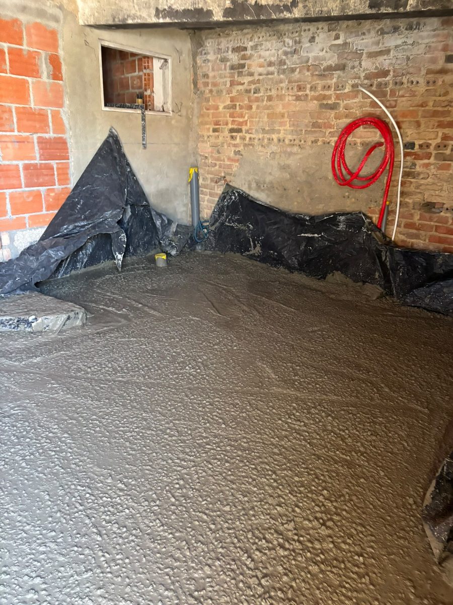 Betonilha acabada de lançar sobre a tubagem, com as paredes protegidas por plástico